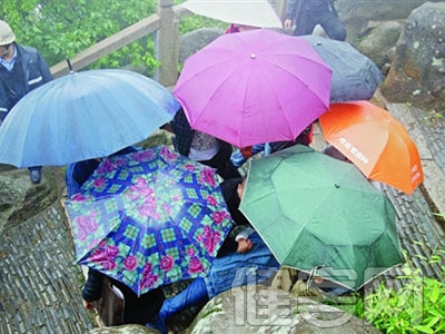 點贊！六旬老人昏倒雨中路人撐傘遮雨按壓10分鐘施救