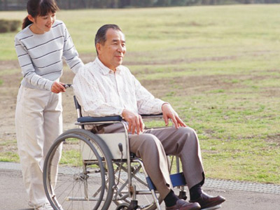 80歲老太腦中風倒地 竟是缺牙導致